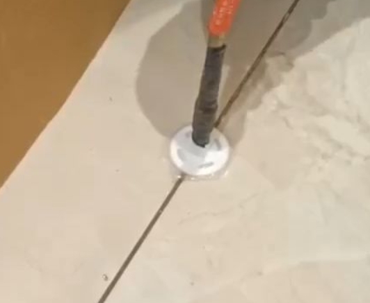 伊宁瓷砖空鼓维修公司专业解答瓷砖在铺贴过程中，如果没有涂抹均匀到位的粘结材料（如水泥砂浆或瓷砖胶），可能会导致以下问题